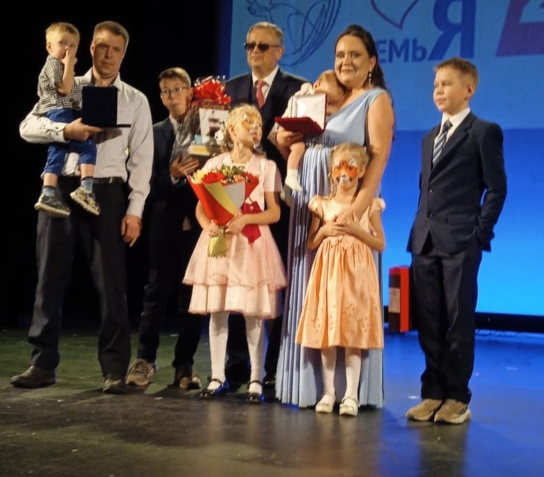 Губернатор Ленинградской области Александр Дрозденко наградил многодетные семьи знаками отличия «Слава Матери» и «Отцовская доблесть»