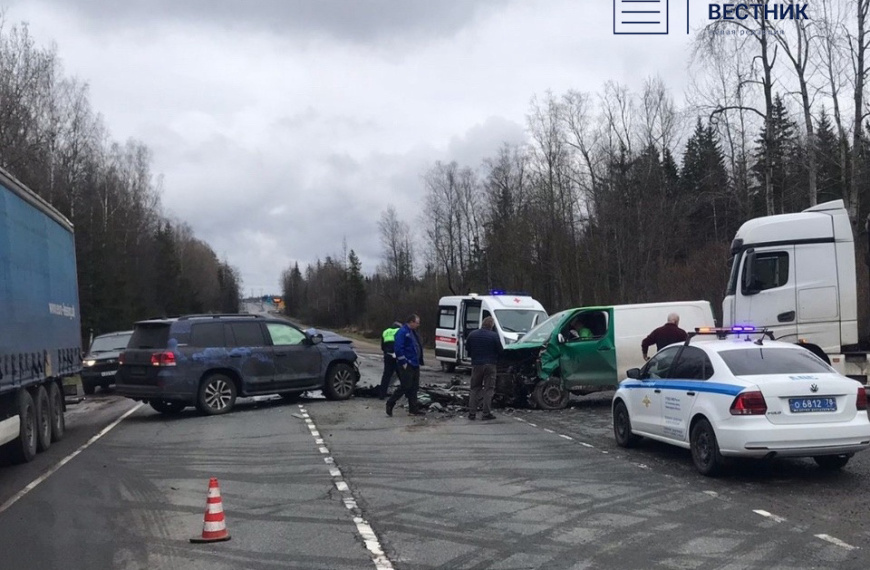 В тройном ДТП на Южном полукольце в Тосненском районе пострадал водитель Peugeot Expert
