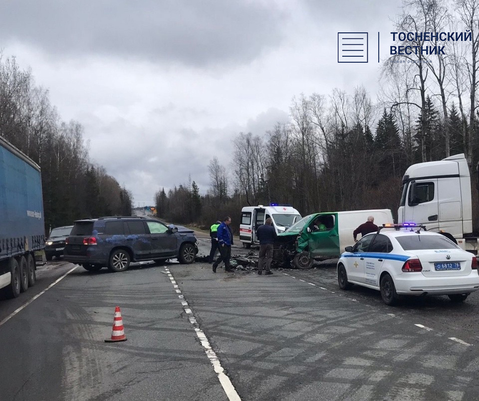 В тройном ДТП на Южном полукольце в Тосненском районе пострадал водитель Peugeot Expert
