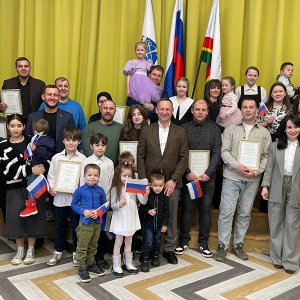 11 многодетных и молодых семей Тосненского района получили сертификаты на покупку жилья