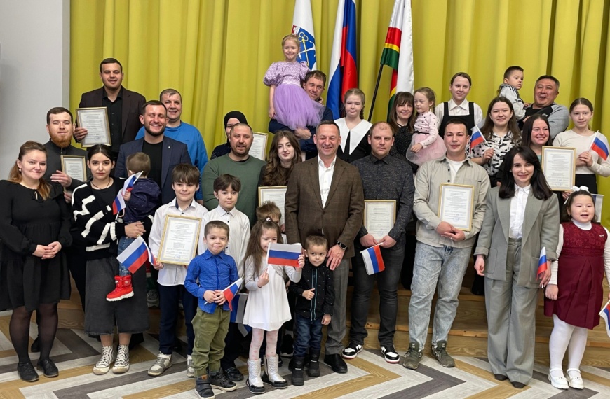 11 многодетных и молодых семей Тосненского района получили сертификаты на покупку жилья